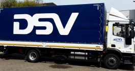Beschriftung einer LKW-Anhängerplane für DSV in Stuttgart