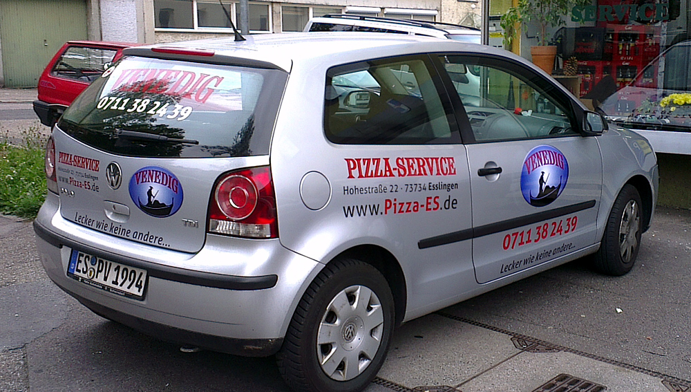 Fahrzeugverklebung im Digitaldruck für Pizzaservice in Esslingen